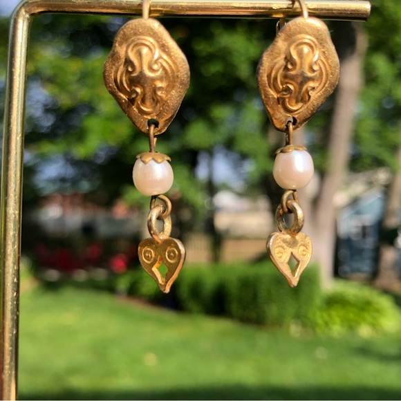 Gold tone embossed earrings with a pearl & heart drop - lever back closure - Picture 9 of 9